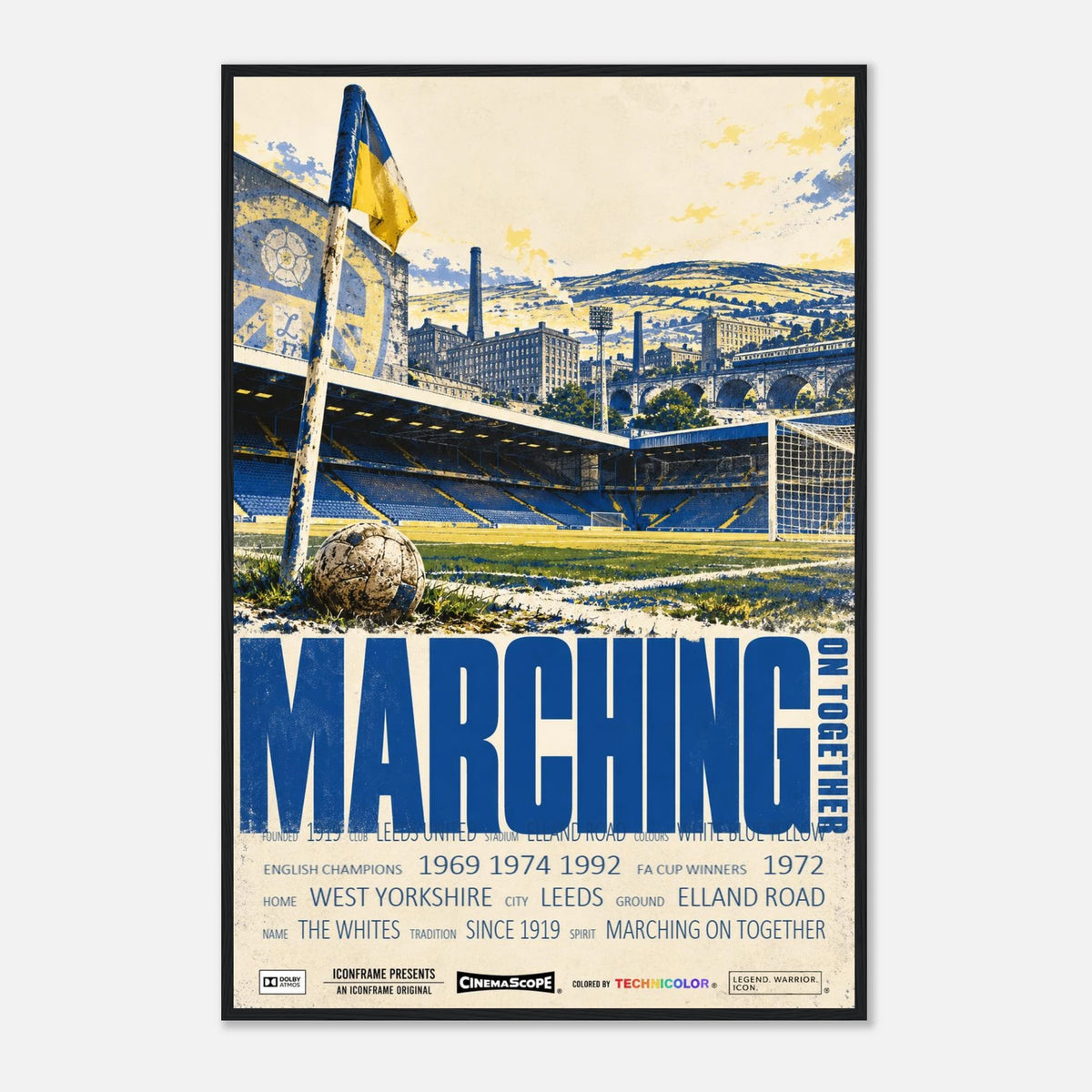 Leeds United Poster „Marching on Together“ – 60 × 90 cm, mit schwarzem Holzrahmen vor hellem Hintergrund