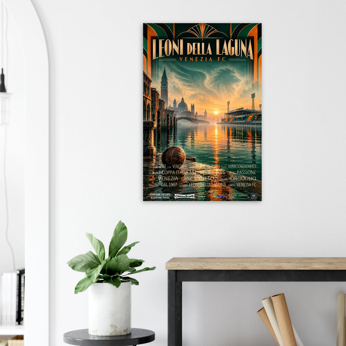FC Venedig Poster „I Leoni della Laguna“ an einer hellen Wand neben einer Pflanze und einem Tisch