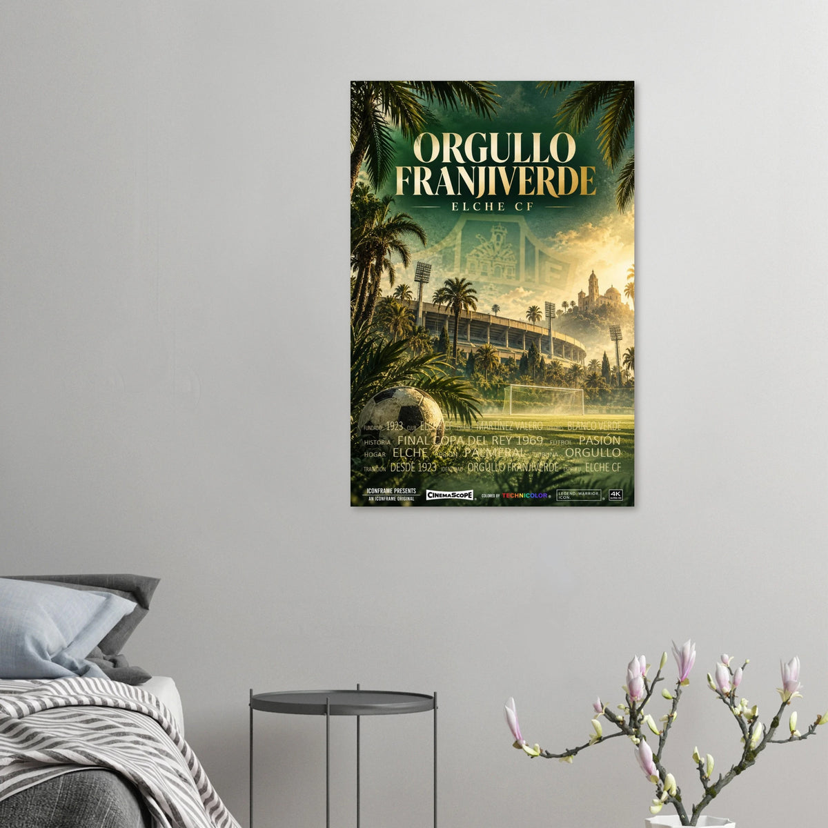 FC Elche Poster „Orgullo Franjiverde“ an einer grauen Wand neben einem Bett