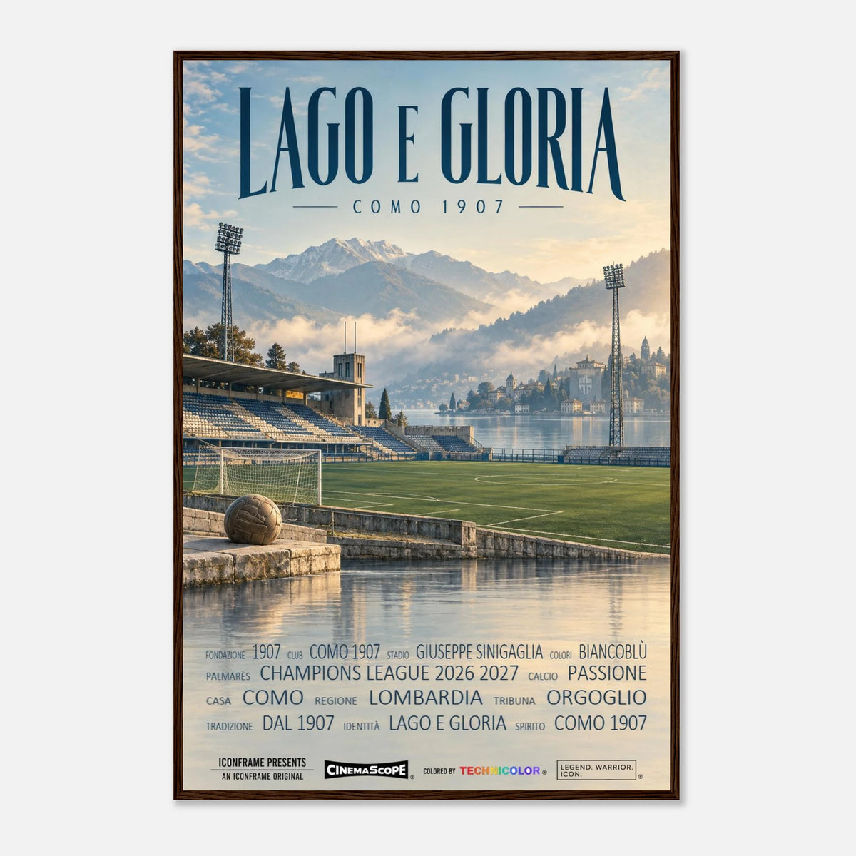 Como 1907 Poster „Lago e Gloria“ – 60 × 90 cm, mit dunkelbraunem Holzrahmen vor hellem Hintergrund