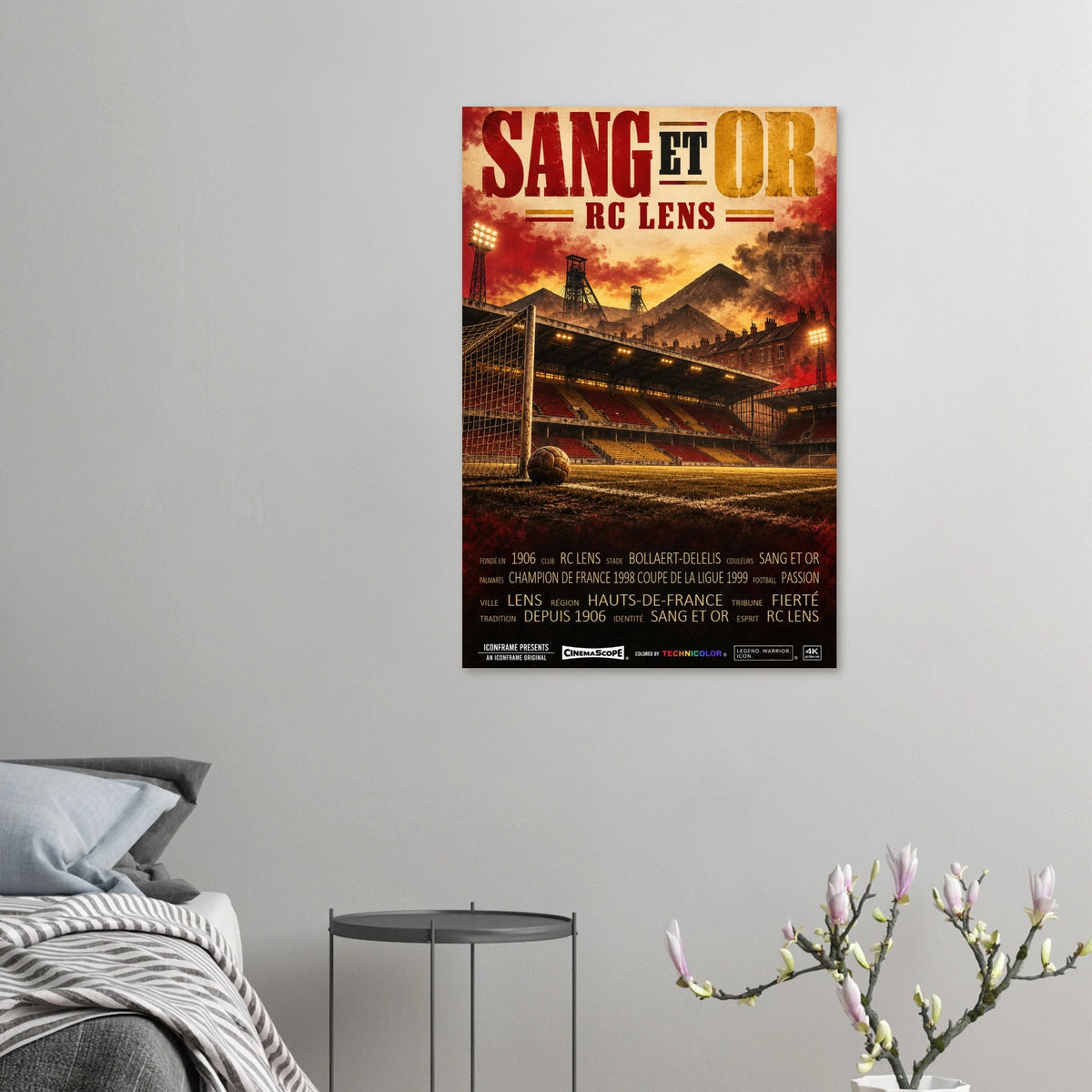 RC Lens Poster „Sang et Or“ an einer grauen Wand neben einem Bett