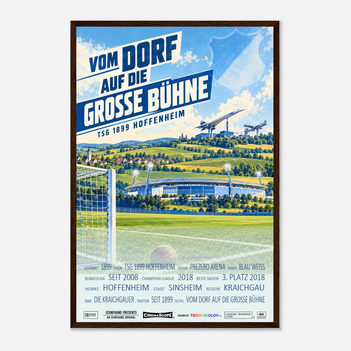 TSG Hoffenheim Poster „Vom Dorf auf die große Bühne“ – 40 × 60 cm, mit dunkelbraunem Holzrahmen vor hellem Hintergrund