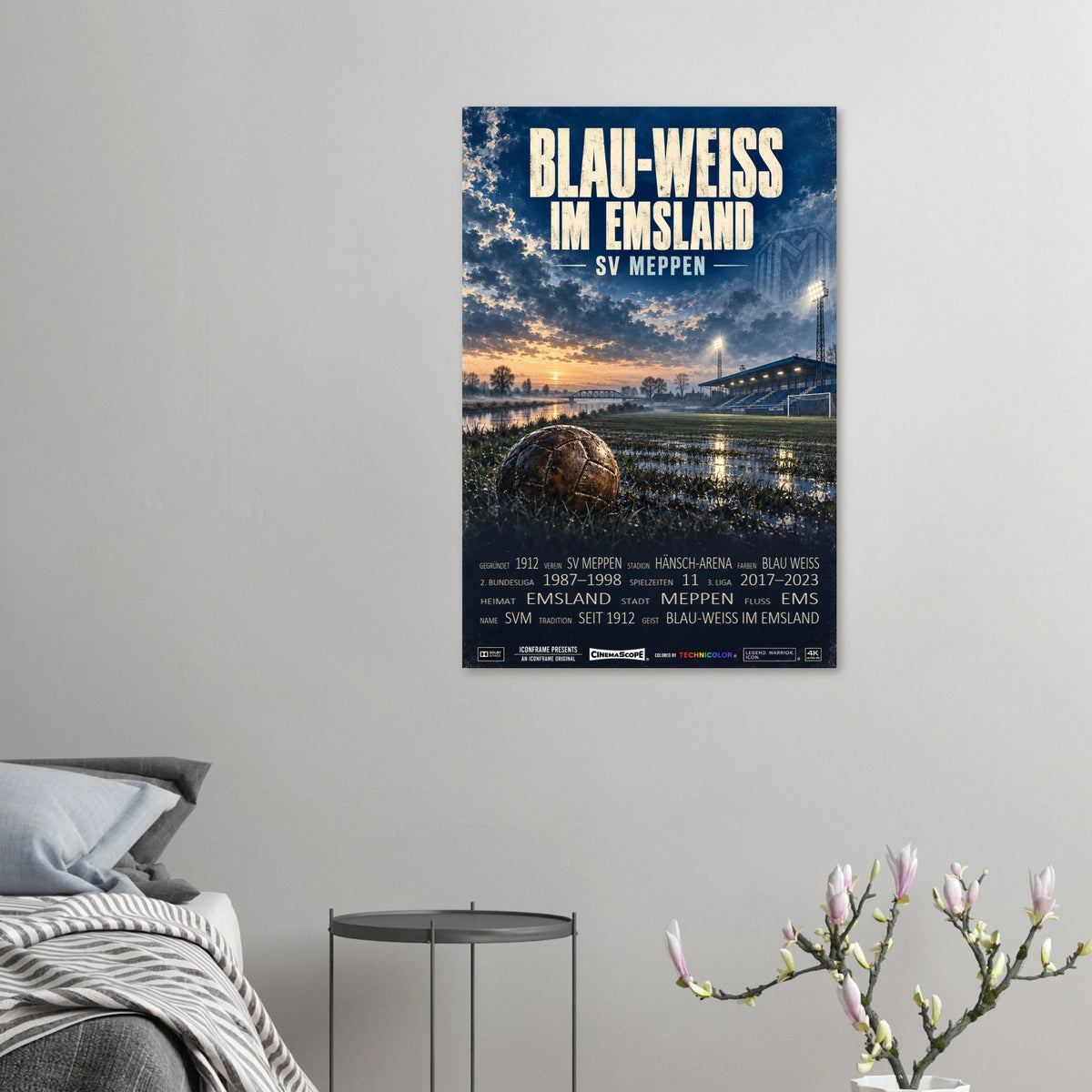SV Meppen Poster „Blau-Weiss im Emsland“ an einer grauen Wand neben einem Bett