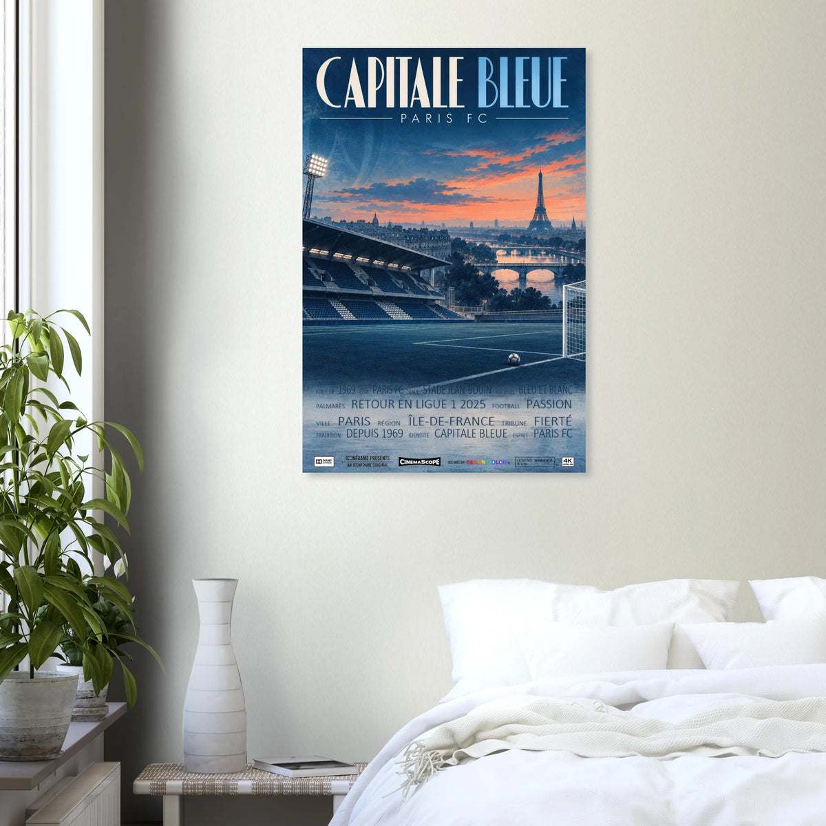 Paris FC Poster „Capitale Bleue“ an einer hellen Wand über einem weiß bezogenen Bett