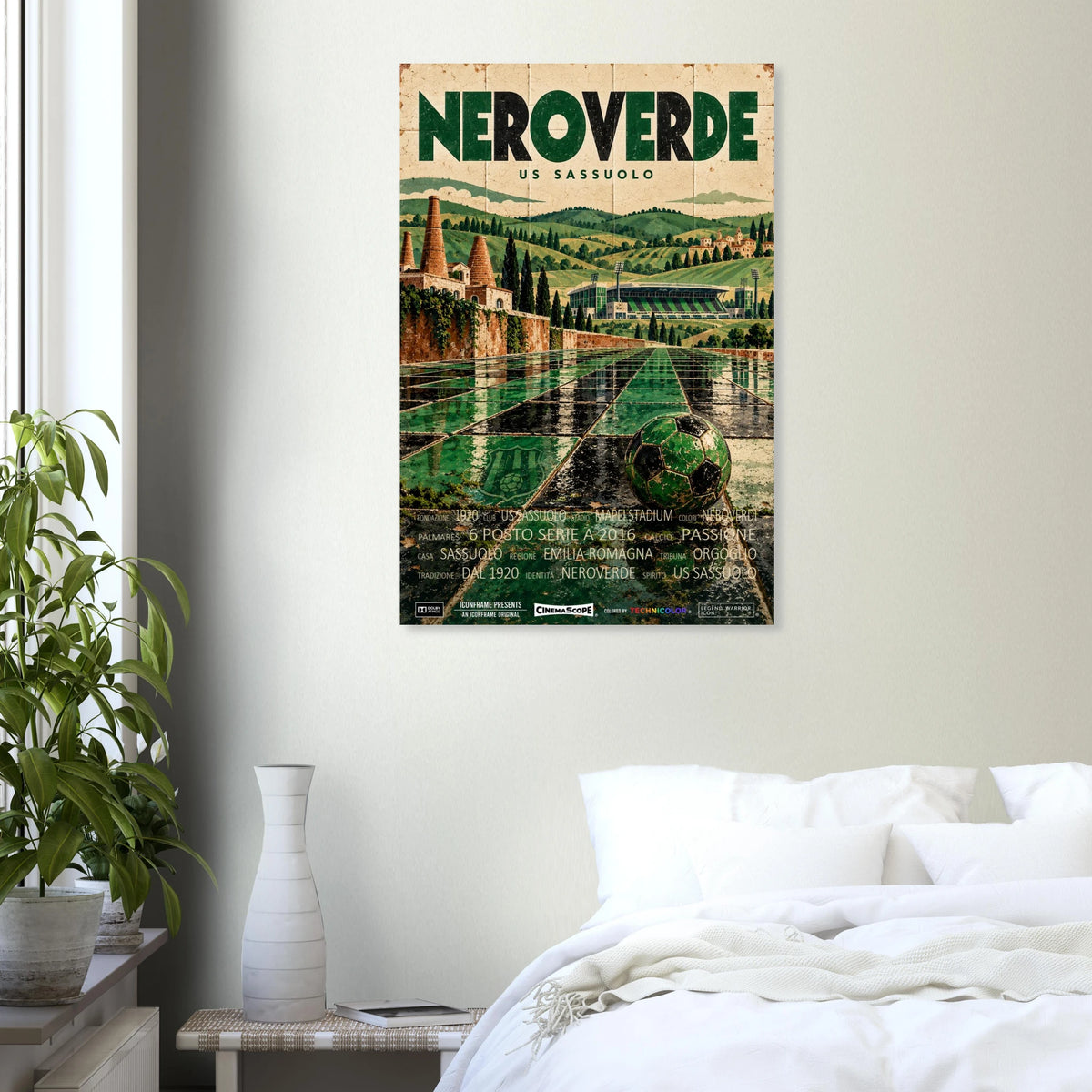 US Sassuolo Poster „Neroverde“ an einer hellen Wand über einem weiß bezogenen Bett