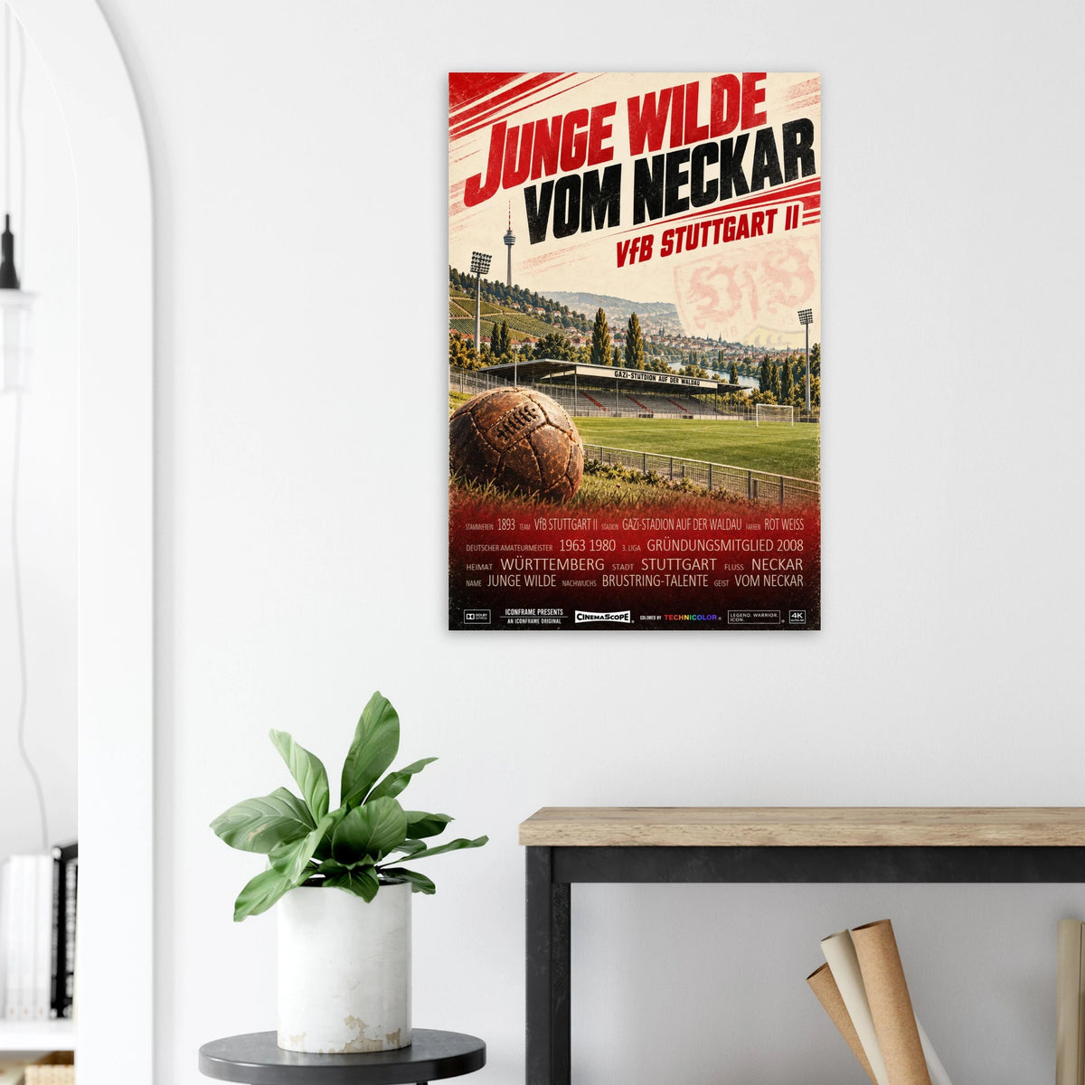 VfB Stuttgart II Poster „Junge Wilde vom Neckar“ an einer hellen Wand neben einer Pflanze und einem Tisch