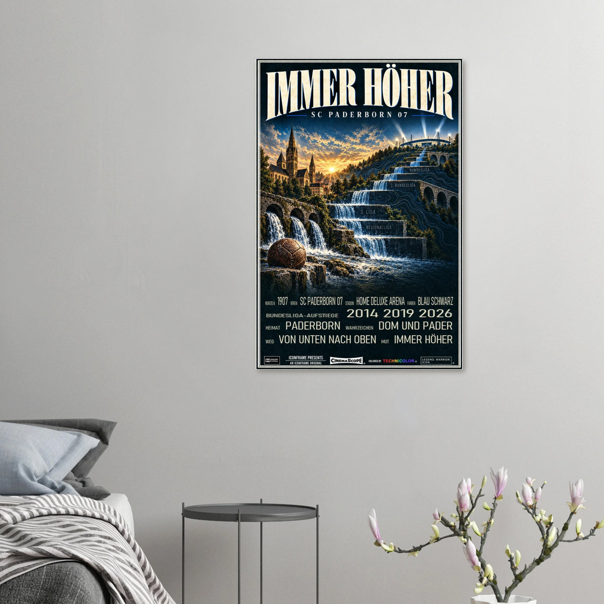 SC Paderborn 07 Poster „Immer höher“ an einer grauen Wand neben einem Bett