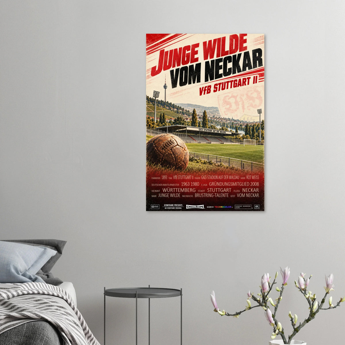 VfB Stuttgart II Poster „Junge Wilde vom Neckar“ an einer grauen Wand neben einem Bett