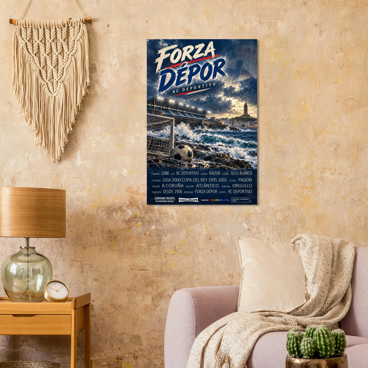 Deportivo A Coruña Poster „Forza Dépor“ an einer warmen beigen Wand neben einem Sessel