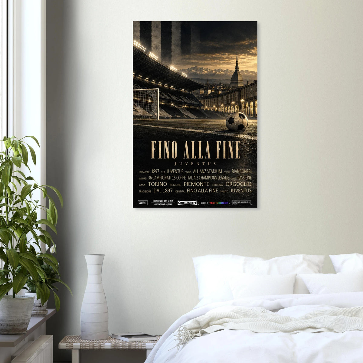 Juventus Turin Poster „Fino alla Fine“ an einer hellen Wand über einem weiß bezogenen Bett