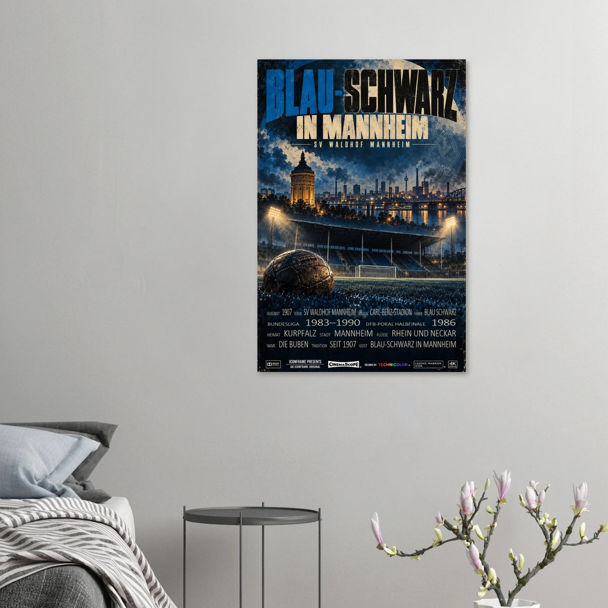 SV Waldhof Mannheim Poster „Blau-Schwarz in Mannheim“ an einer grauen Wand neben einem Bett