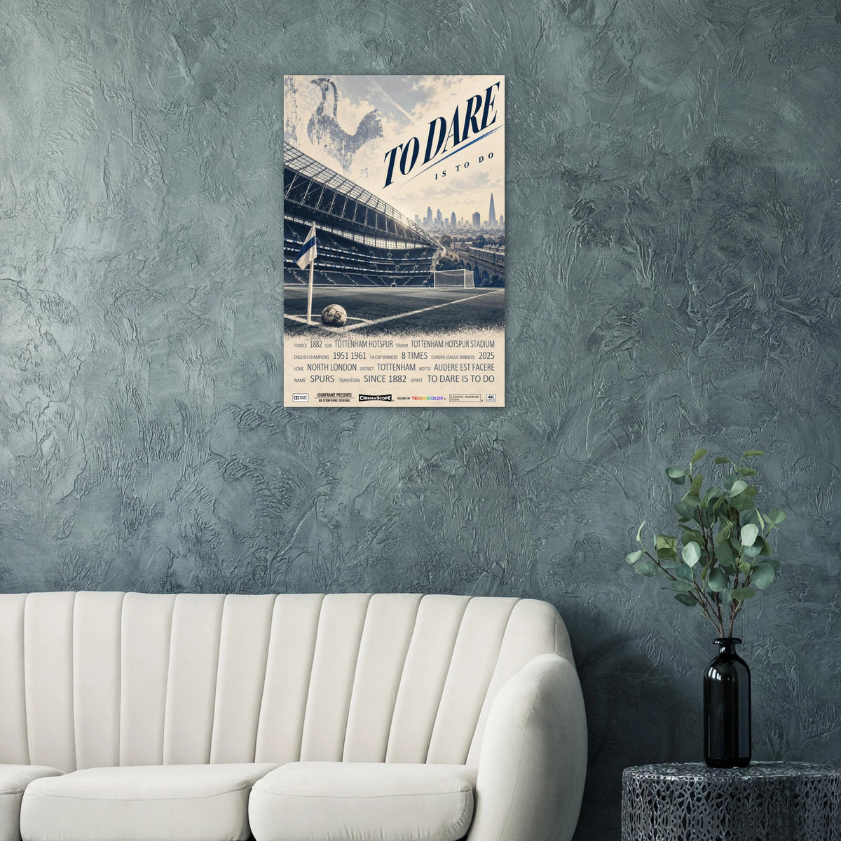Tottenham Hotspur Poster „To Dare Is to Do“ an einer strukturierten Wand über einem hellen Sofa