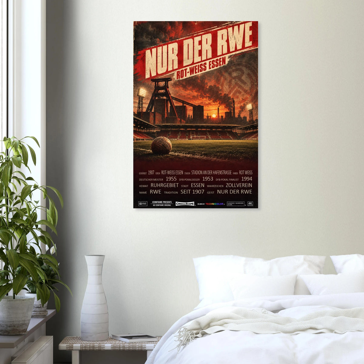 Rot-Weiss Essen Poster „Nur der RWE“ an einer hellen Wand über einem weiß bezogenen Bett