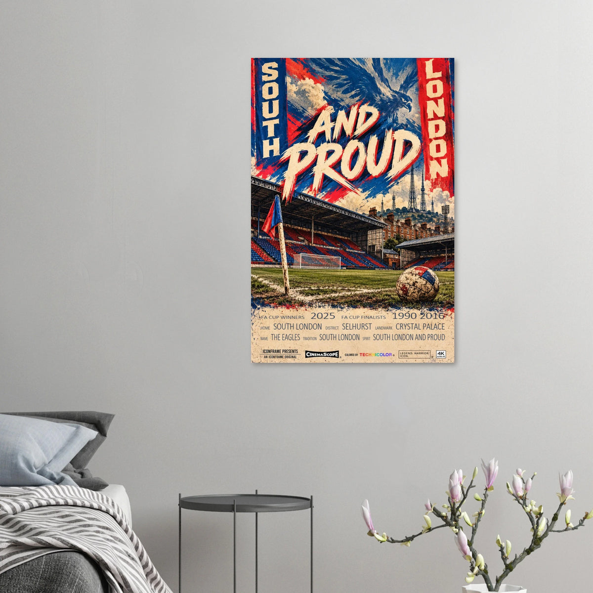 Crystal Palace Poster „South London and Proud“ an einer grauen Wand neben einem Bett