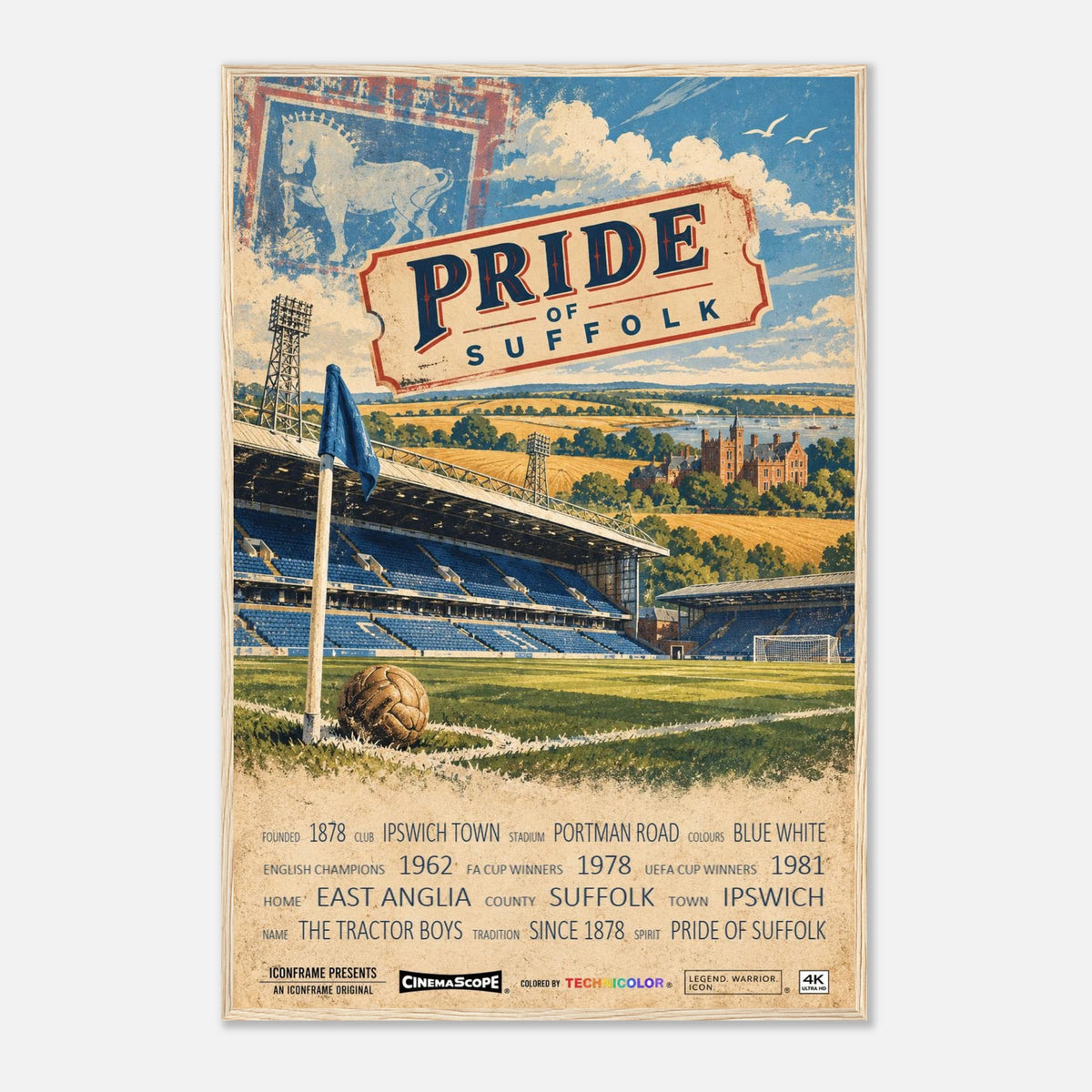 Ipswich Town Poster „Pride of Suffolk“ – 60 × 90 cm, mit naturfarbenem Holzrahmen vor hellem Hintergrund
