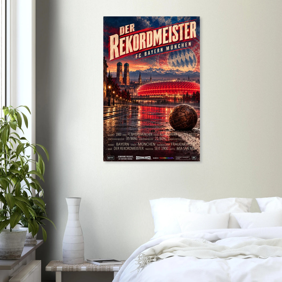 Bayern München Poster „Der Rekordmeister“ an einer hellen Wand über einem weiß bezogenen Bett