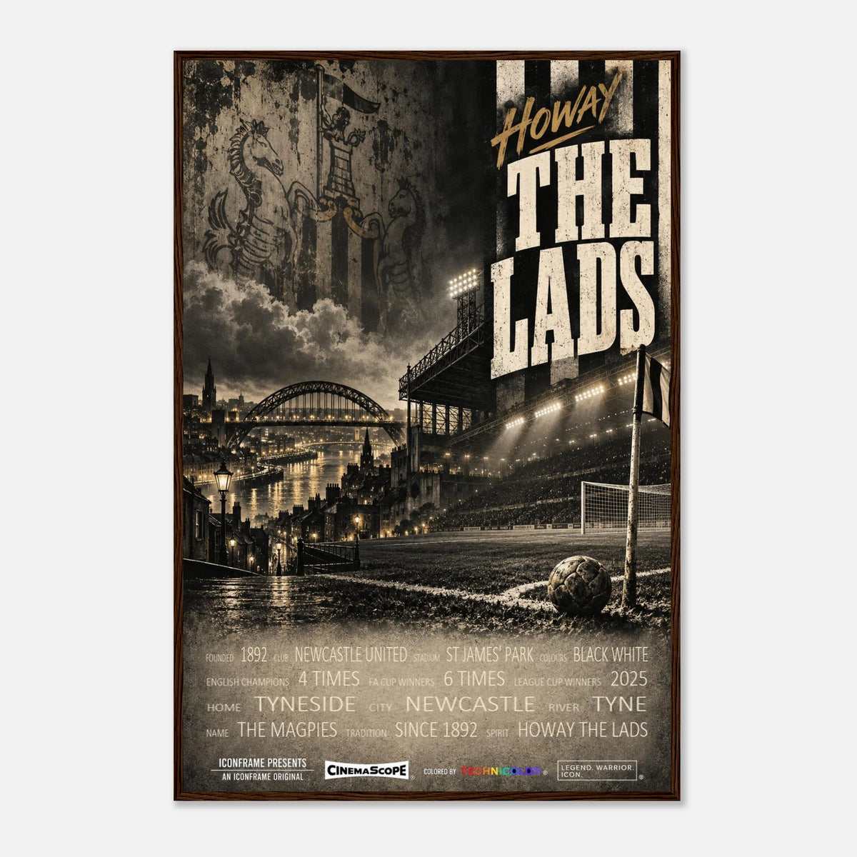 Newcastle United Poster „Howay the Lads“ – 60 × 90 cm, mit dunkelbraunem Holzrahmen vor hellem Hintergrund