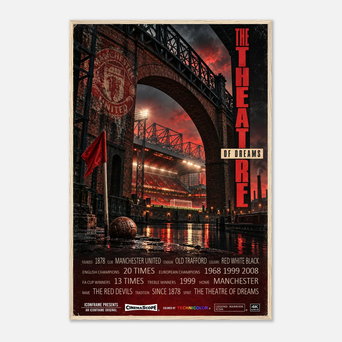 Manchester United Poster „The Theatre of Dreams“ – 60 × 90 cm, mit naturfarbenem Holzrahmen vor hellem Hintergrund