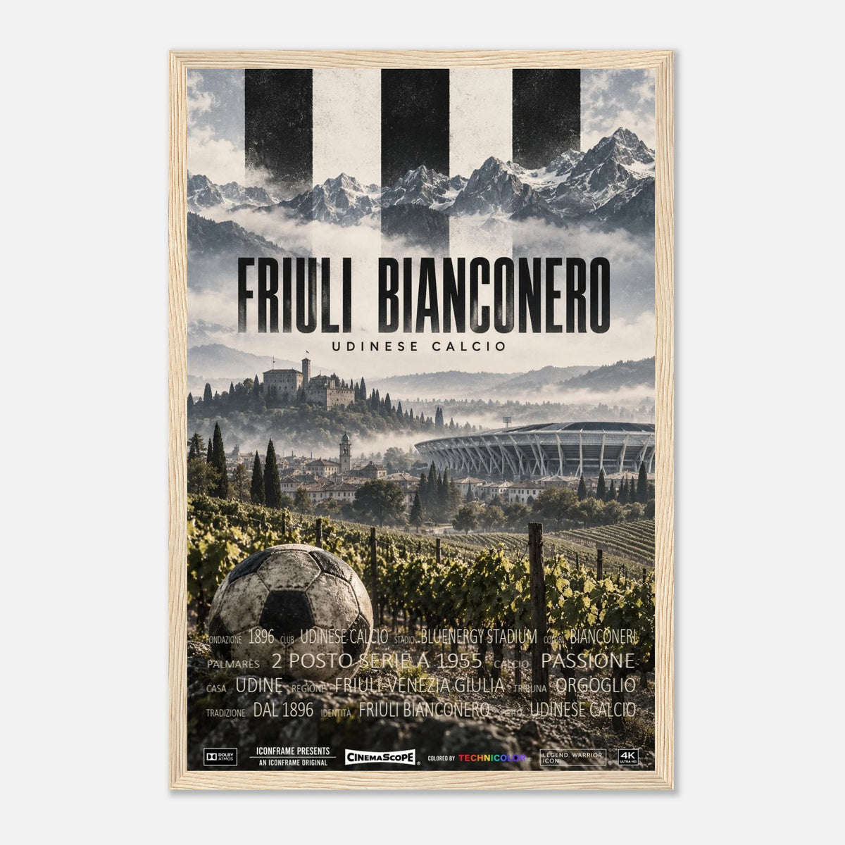 Udinese Calcio Poster „Friuli Bianconero“ – 30 × 45 cm, mit naturfarbenem Holzrahmen vor hellem Hintergrund