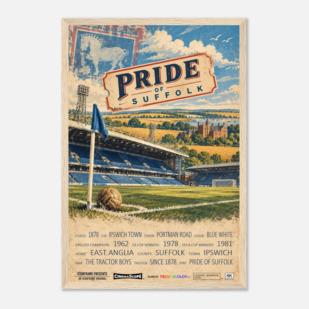 Ipswich Town Poster „Pride of Suffolk“ – 30 × 45 cm, mit naturfarbenem Holzrahmen vor hellem Hintergrund