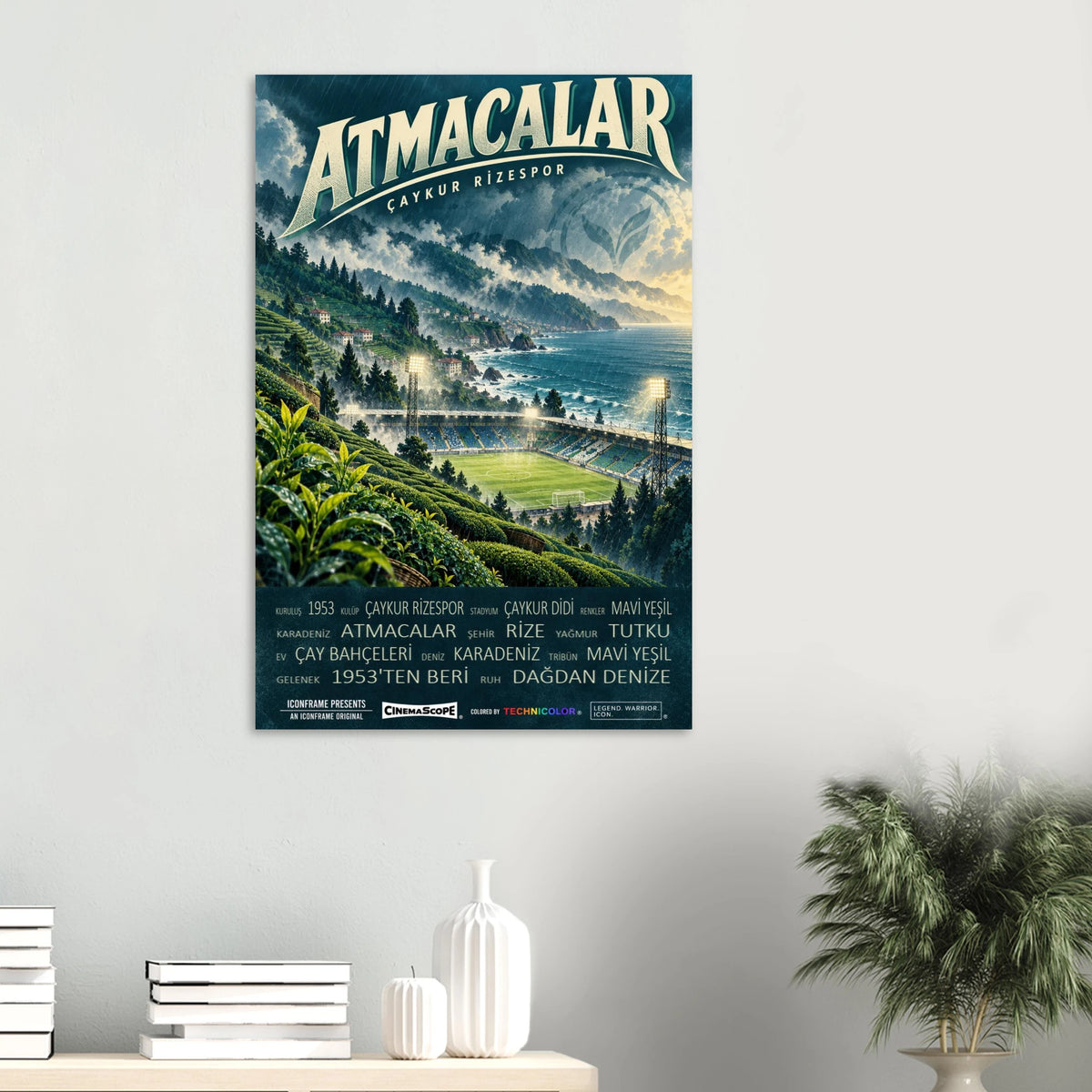 Çaykur Rizespor Poster „Atmacalar“ an einer hellen Wand über einer Ablage mit Büchern und Vasen