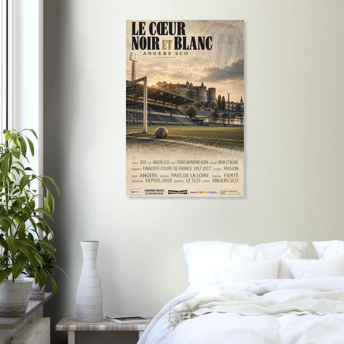 SCO Angers Poster „Le Cœur Noir et Blanc“ an einer hellen Wand über einem weiß bezogenen Bett