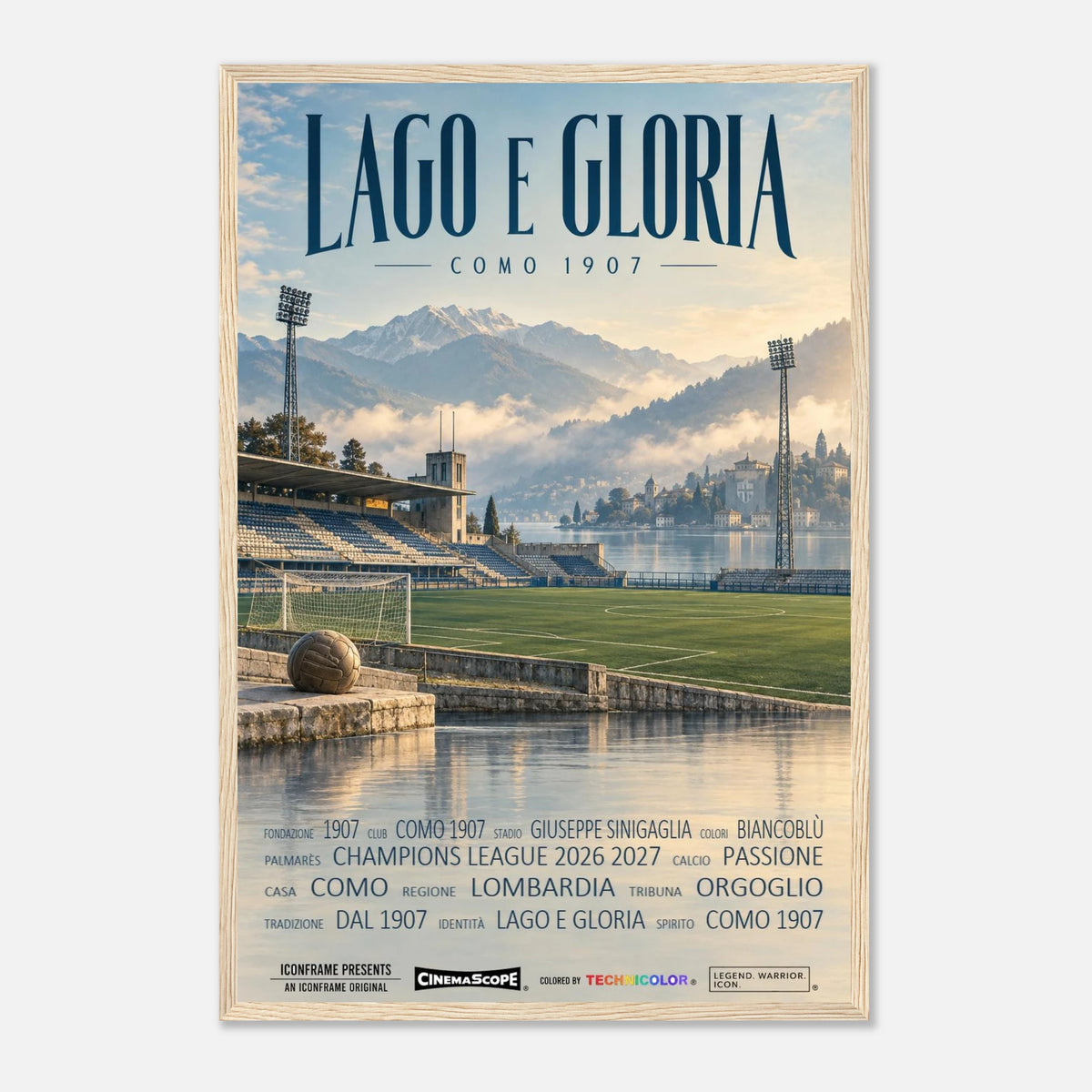 Como 1907 Poster „Lago e Gloria“ – 40 × 60 cm, mit naturfarbenem Holzrahmen vor hellem Hintergrund