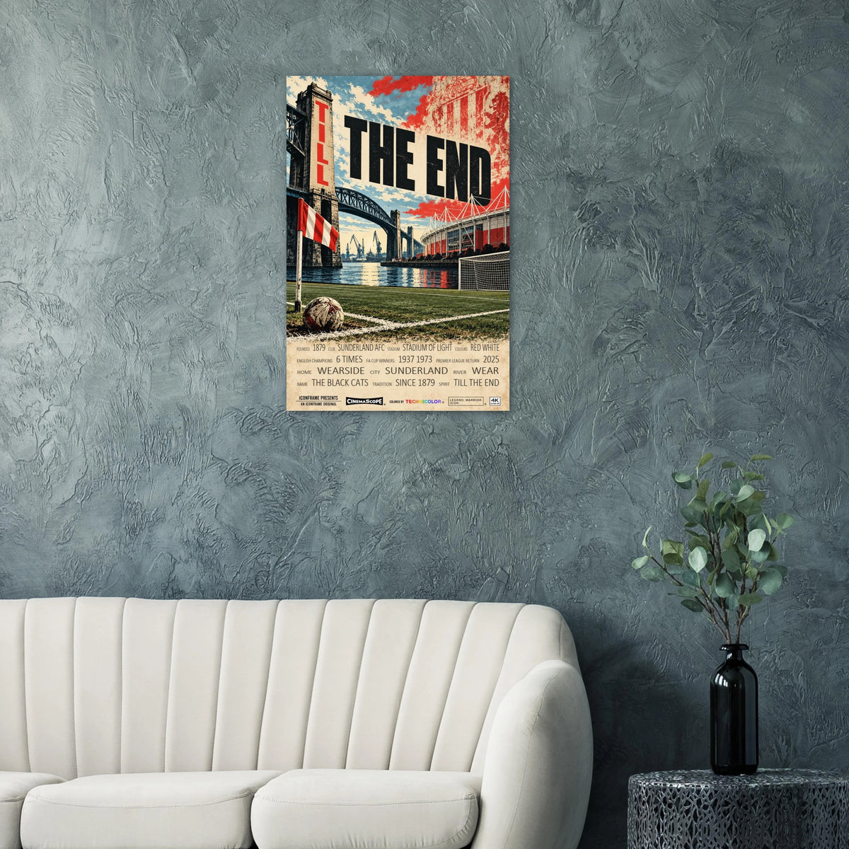 Sunderland Poster „Till the End“ an einer strukturierten Wand über einem hellen Sofa