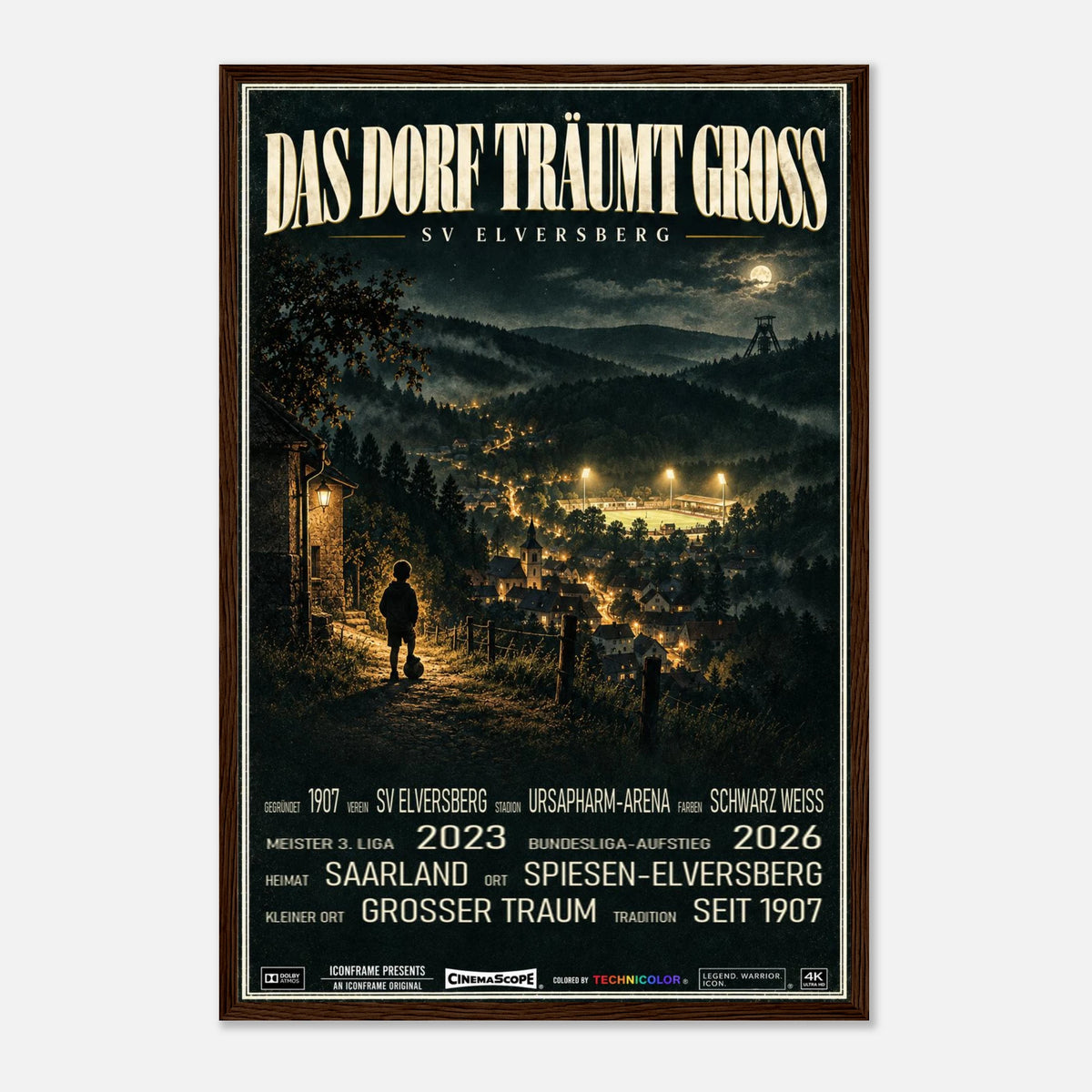 SV Elversberg Poster „Das Dorf träumt groß“ – 40 × 60 cm, mit dunkelbraunem Holzrahmen vor hellem Hintergrund