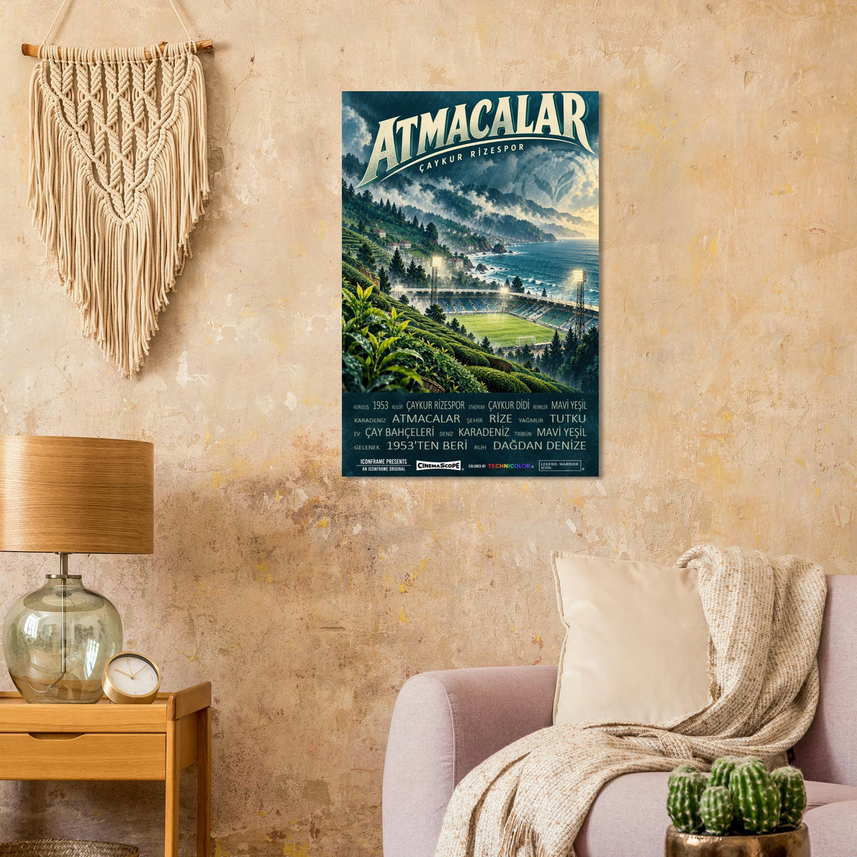 Çaykur Rizespor Poster „Atmacalar“ an einer beigen Wand neben einem Sessel und einer Tischlampe