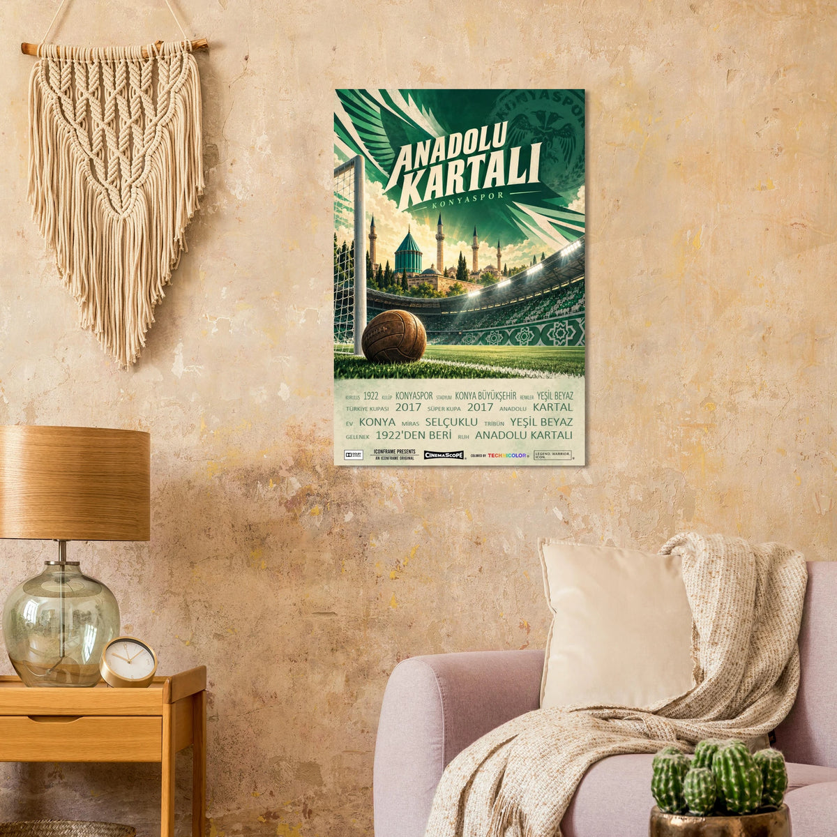Konyaspor Poster „Anadolu Kartalı“ an einer beigen Wand neben einem Sessel und einer Tischlampe