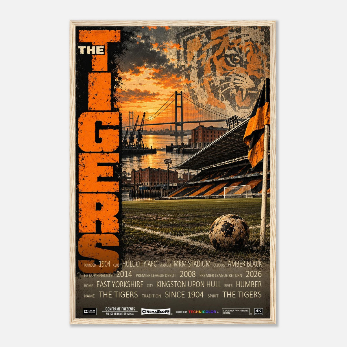 Hull City Poster „The Tigers“ – 40 × 60 cm, mit naturfarbenem Holzrahmen vor hellem Hintergrund