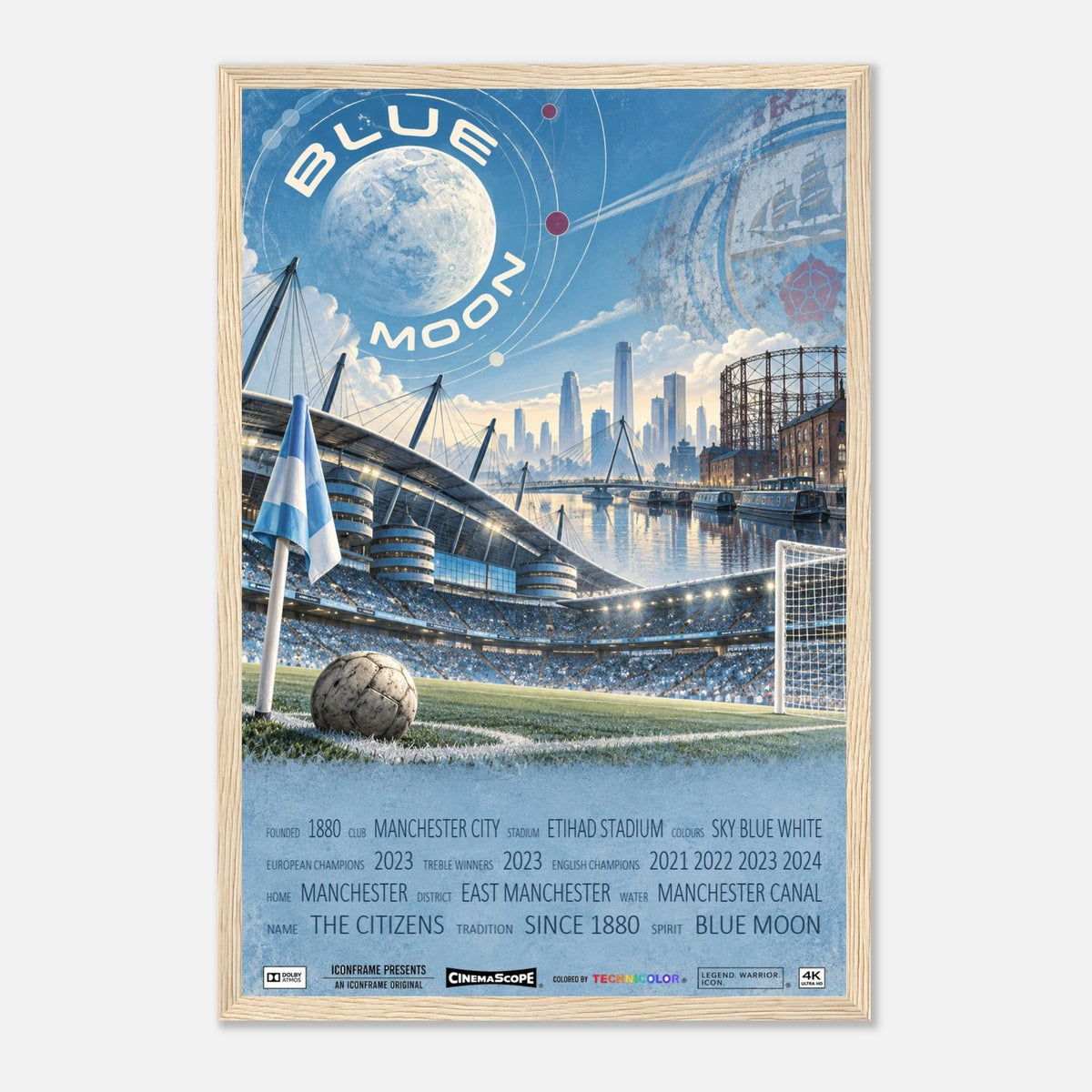 Manchester City Poster „Blue Moon“ – 30 × 45 cm, mit naturfarbenem Holzrahmen vor hellem Hintergrund