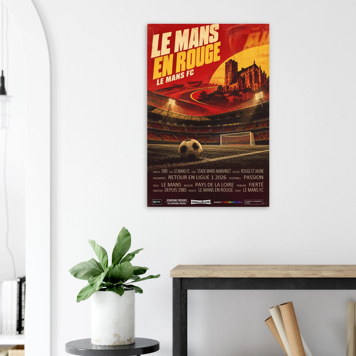 Le Mans FC Poster „Le Mans en Rouge“ an einer hellen Wand neben einer Pflanze und einem Tisch