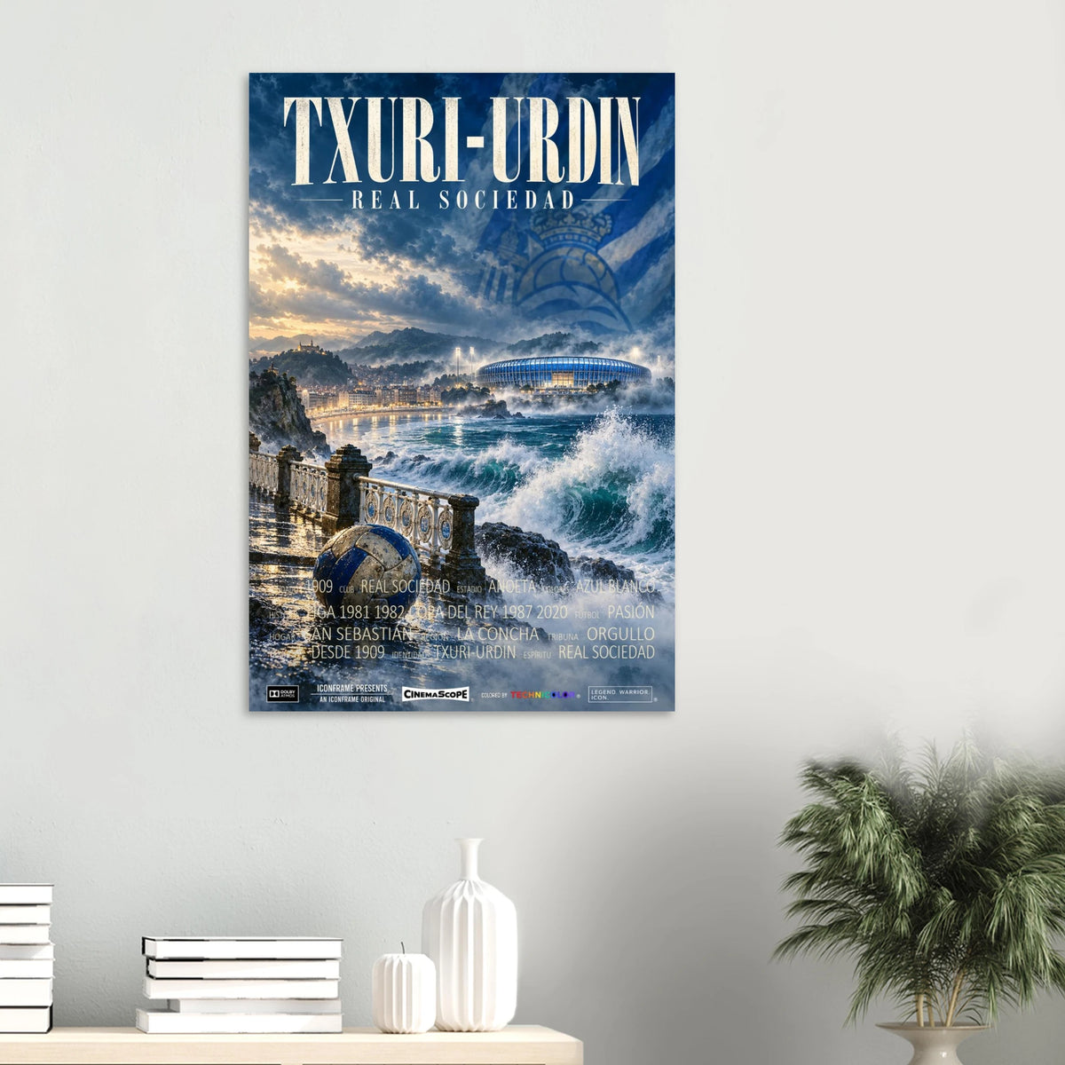Real Sociedad Poster „Txuri-Urdin“ an einer hellen Wand über einem Tisch mit Büchern und Vasen