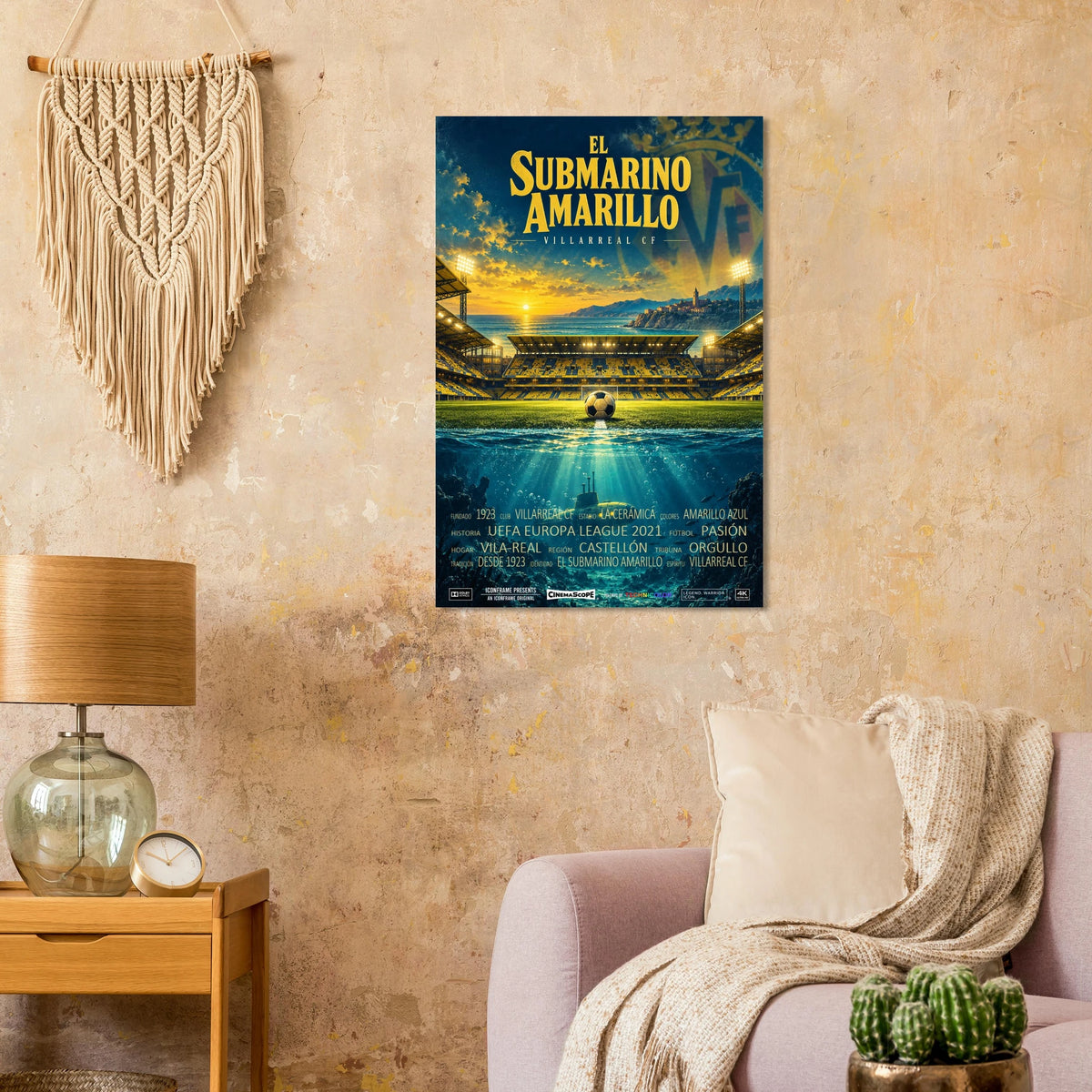 Villarreal Poster „El Submarino Amarillo“ an einer warmen beigen Wand neben einem Sessel