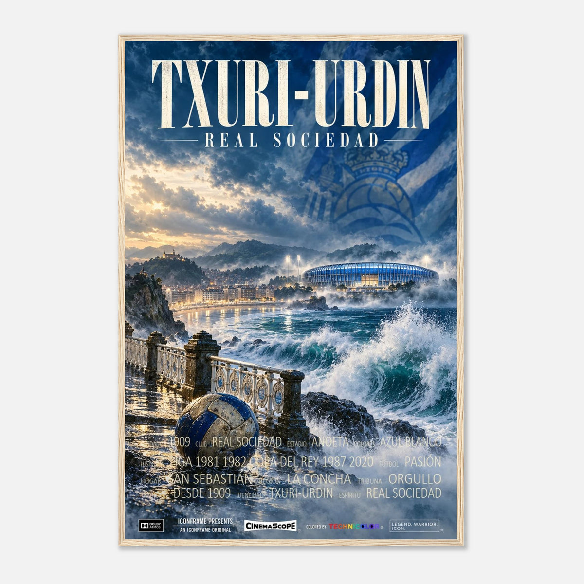 Real Sociedad Poster „Txuri-Urdin“ – 60 × 90 cm, mit naturfarbenem Holzrahmen vor hellem Hintergrund