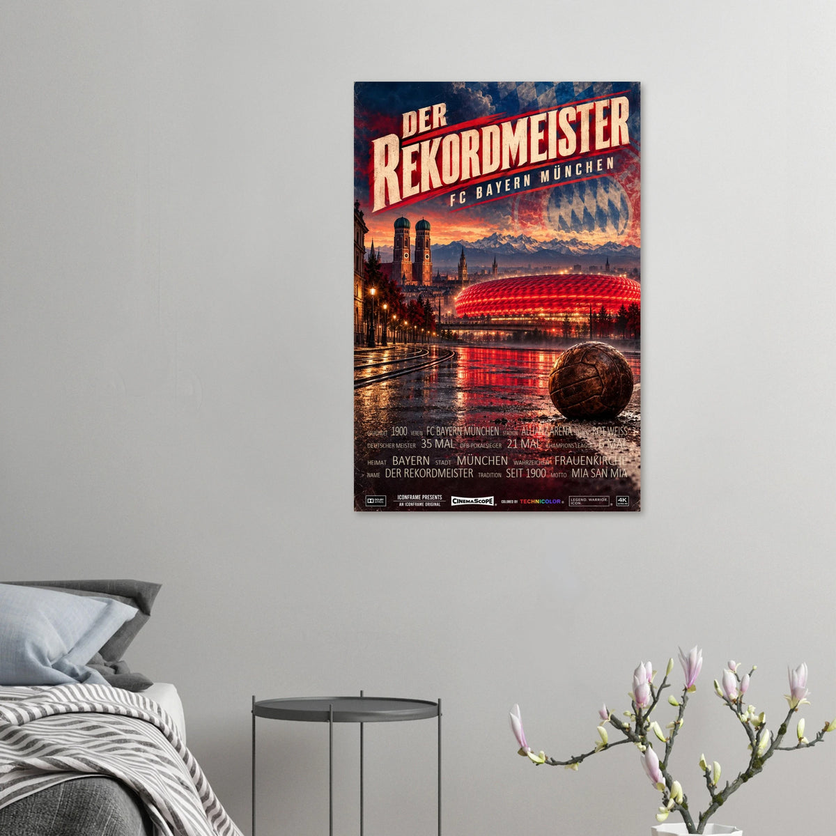 Bayern München Poster „Der Rekordmeister“ an einer grauen Wand neben einem Bett