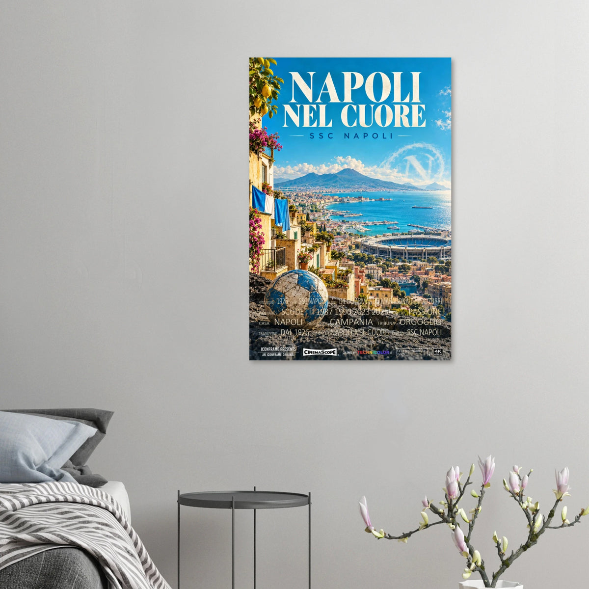 SSC Neapel Poster „Napoli nel Cuore“ an einer grauen Wand neben einem Bett