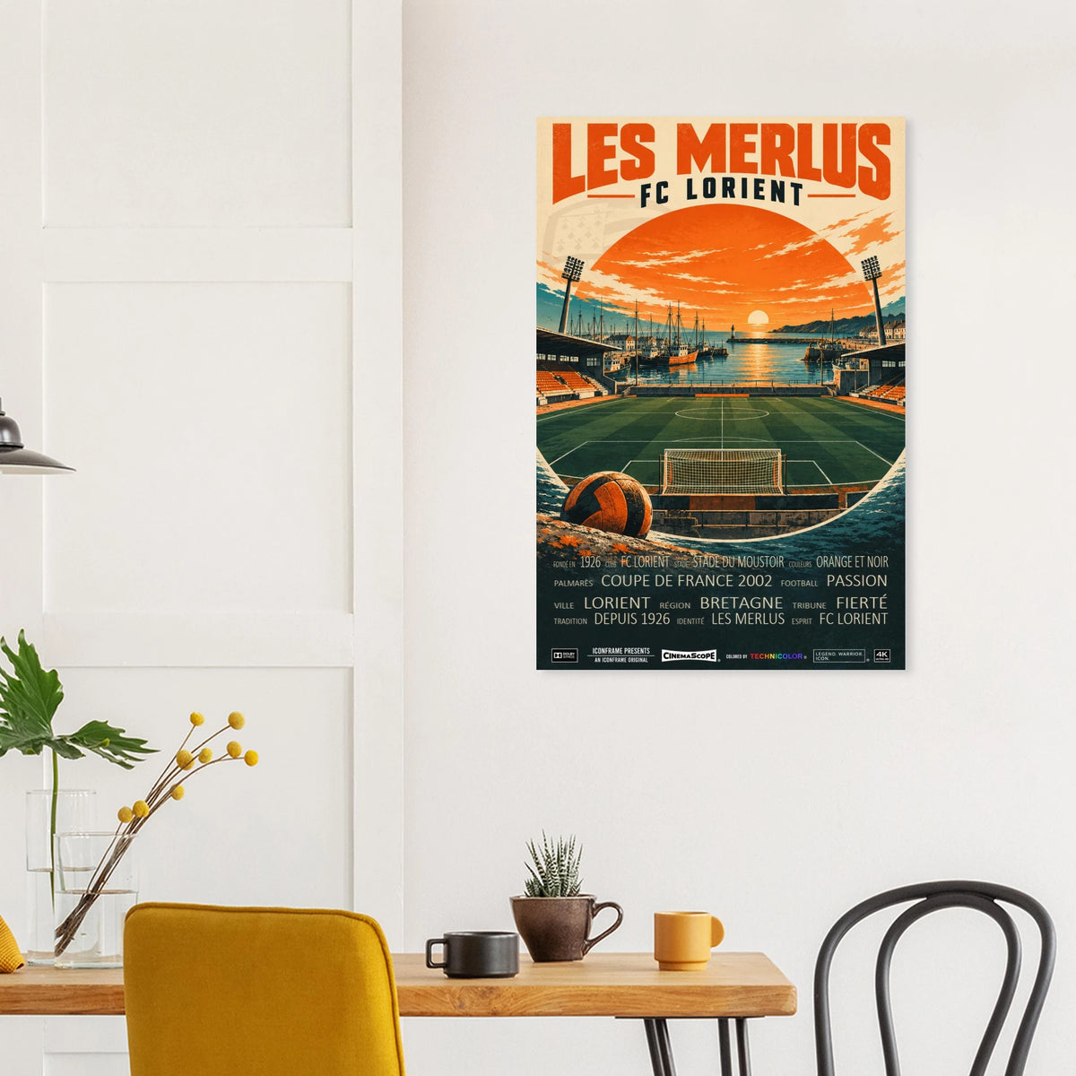 FC Lorient Poster „Les Merlus“ an einer hellen Wand über einem Esstisch