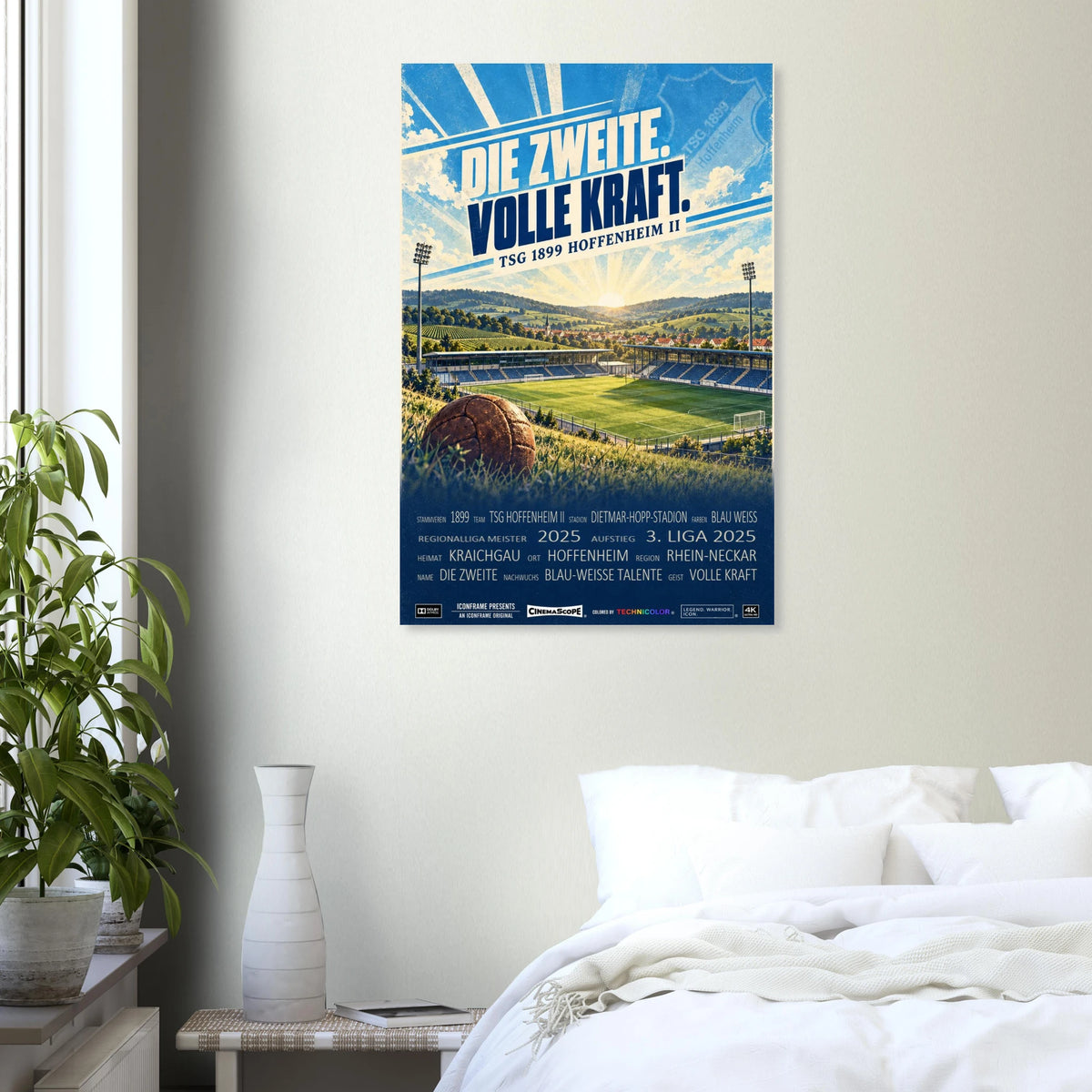 TSG 1899 Hoffenheim II Poster „Die Zweite. Volle Kraft.“ an einer hellen Wand über einem weiß bezogenen Bett