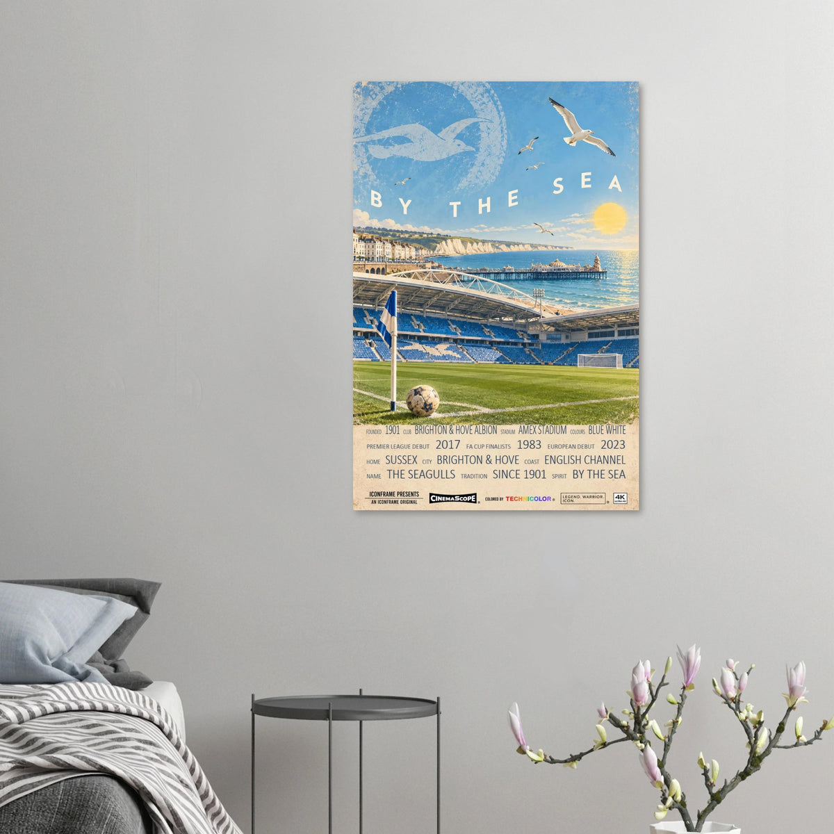 Brighton & Hove Albion Poster „By the Sea“ an einer grauen Wand neben einem Bett