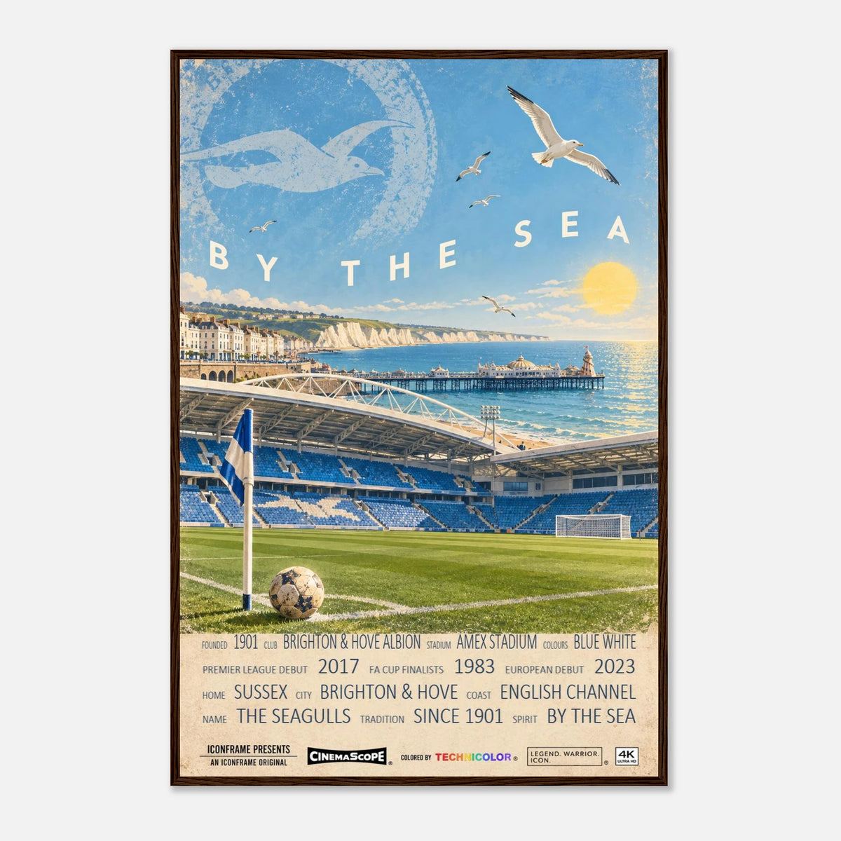 Brighton & Hove Albion Poster „By the Sea“ – 60 × 90 cm, mit dunkelbraunem Holzrahmen vor hellem Hintergrund