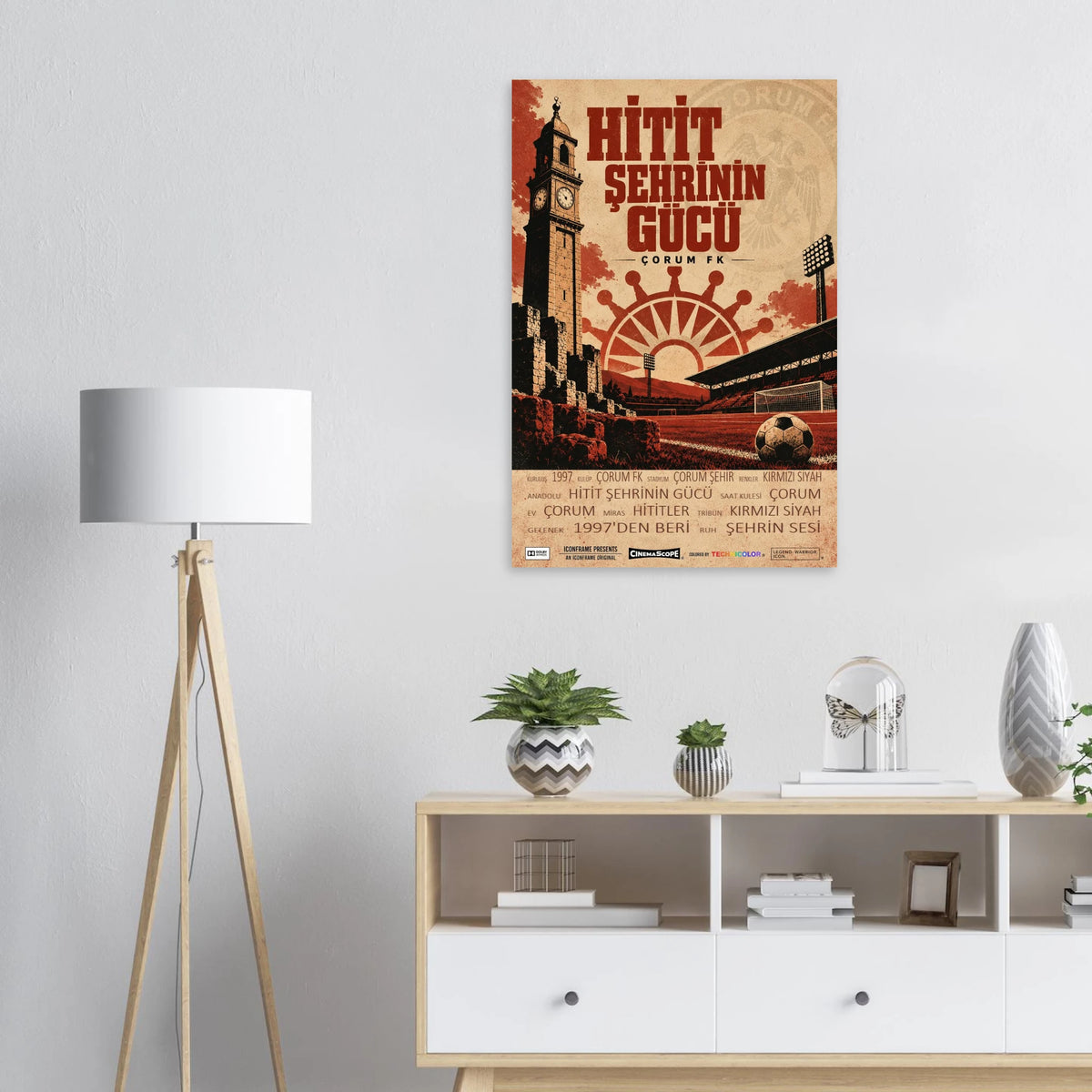 Çorum FK Poster „Hitit Şehrinin Gücü“ an einer hellen Wand über einem Sideboard neben einer Stehlampe