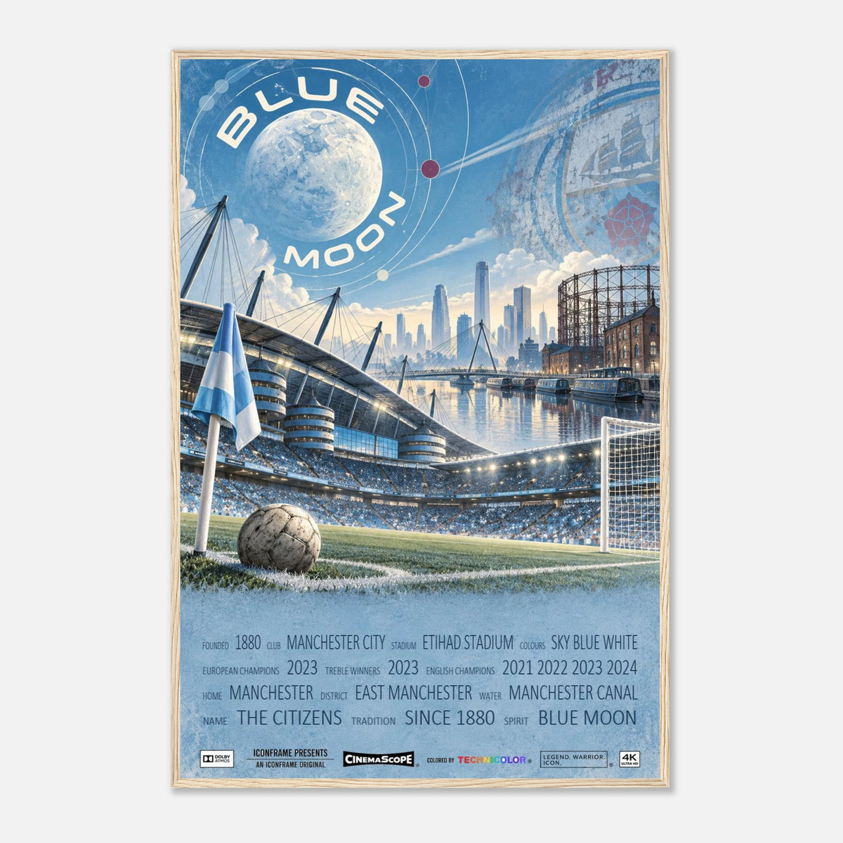 Manchester City Poster „Blue Moon“ – 60 × 90 cm, mit naturfarbenem Holzrahmen vor hellem Hintergrund