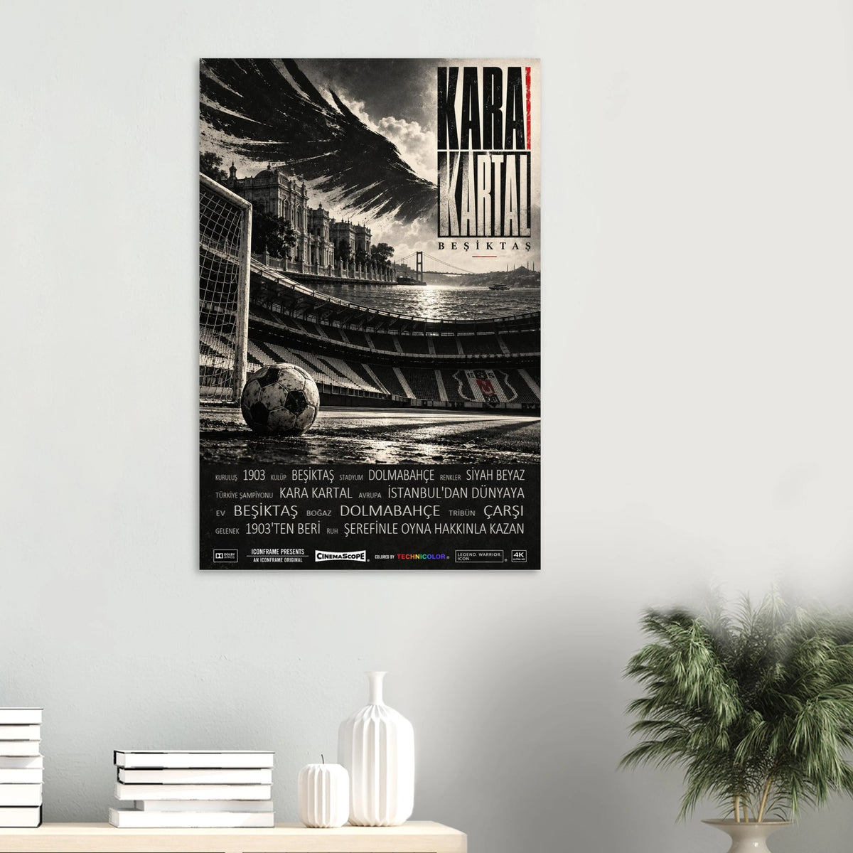 Besiktas Istanbul Poster „Kara Kartal“ an einer hellen Wand über einer Ablage mit Büchern und Vasen