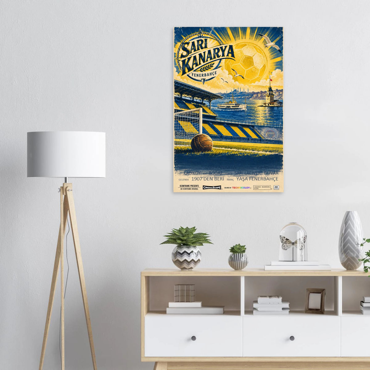 Fenerbahçe Istanbul Poster „Sarı Kanarya“ an einer hellen Wand über einem Sideboard neben einer Stehlampe