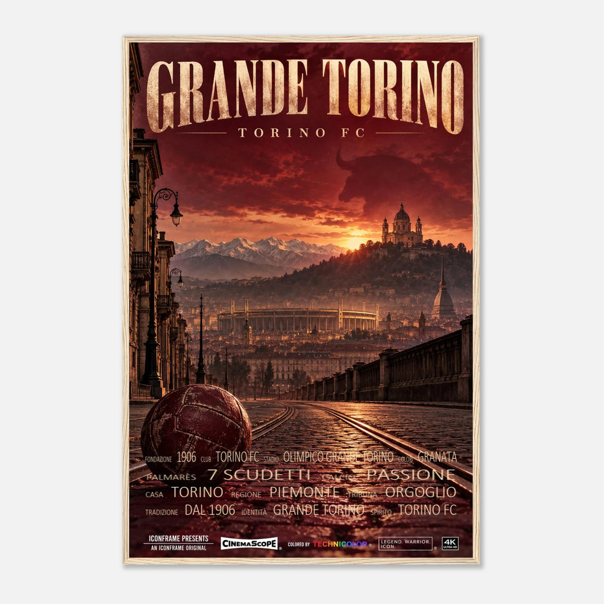 FC Turin Poster „Grande Torino“ – 60 × 90 cm, mit naturfarbenem Holzrahmen vor hellem Hintergrund