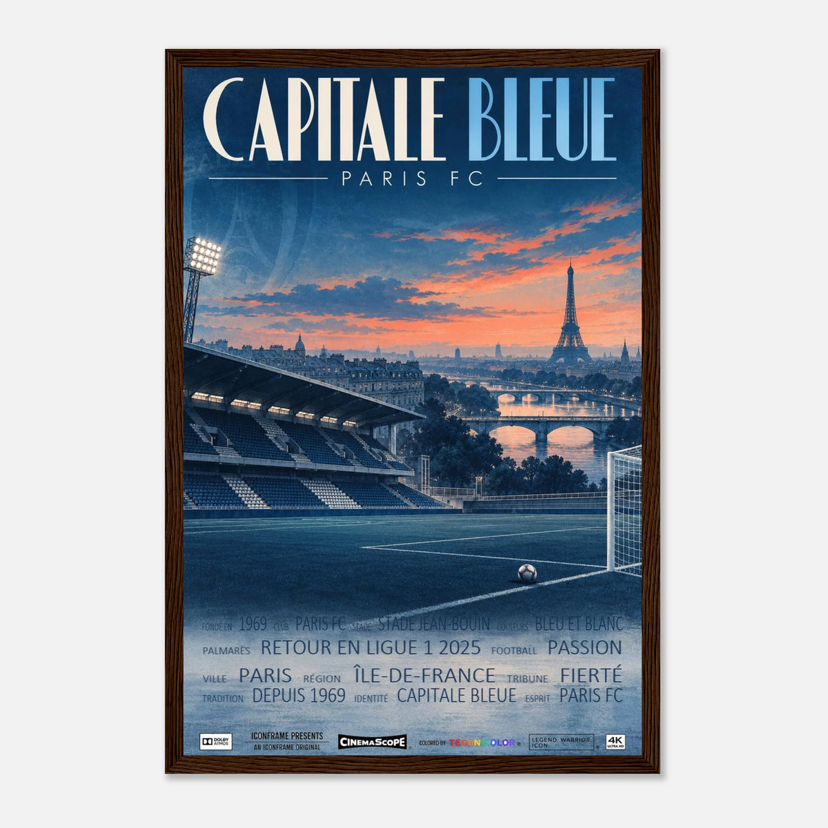 Paris FC Poster „Capitale Bleue“ – 30 × 45 cm, mit dunkelbraunem Holzrahmen