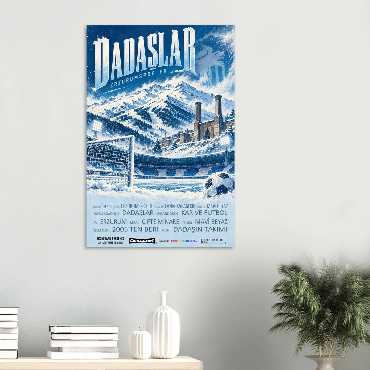 Erzurumspor FK Poster „Dadaşlar“ an einer hellen Wand über einer Ablage mit Büchern und Vasen